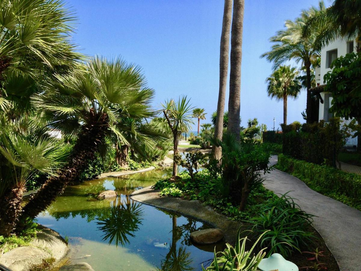 Exceptional Beachfront Complex With Pool In Costalita, Estepona Dış mekan fotoğraf